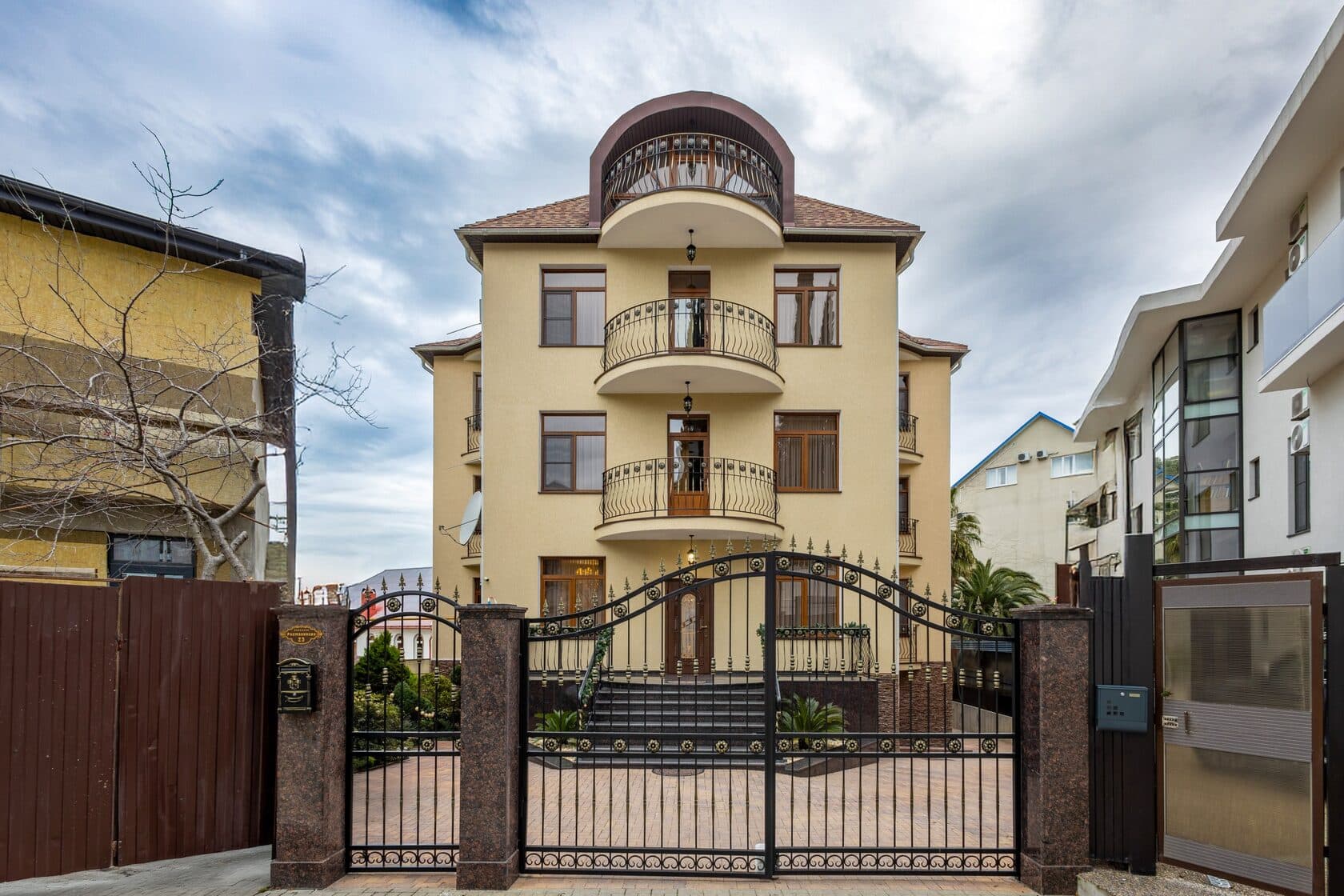 Золотой дом (Golden House)